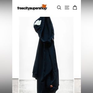 Free city sweatshirt worn once fits like a M/L